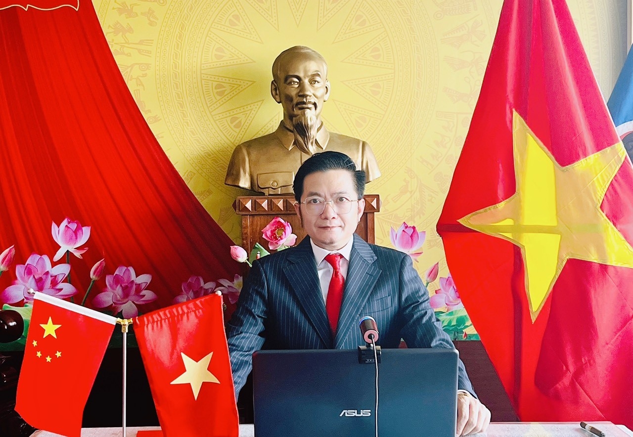 越南驻南宁总领事杜南忠出席视频会晤。（图片来源：越南《国际报》）