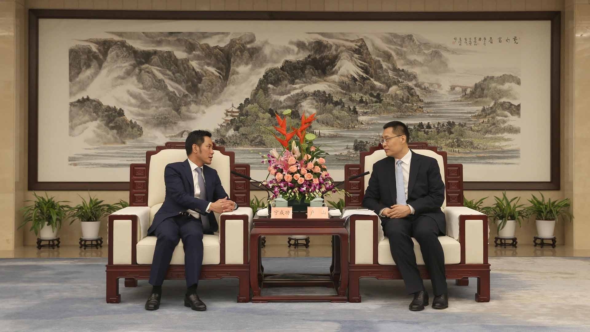 越南驻上海总领事宁成功会见了浙江省人民政府副省长卢山。（图：越南《时代杂志》）