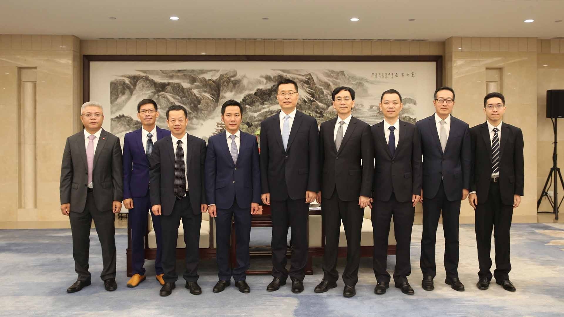 越南驻上海总领事馆 和越南驻杭州贸易促进办公室官员与浙江省有关部门代表合影。（图：越南《时代杂志》）