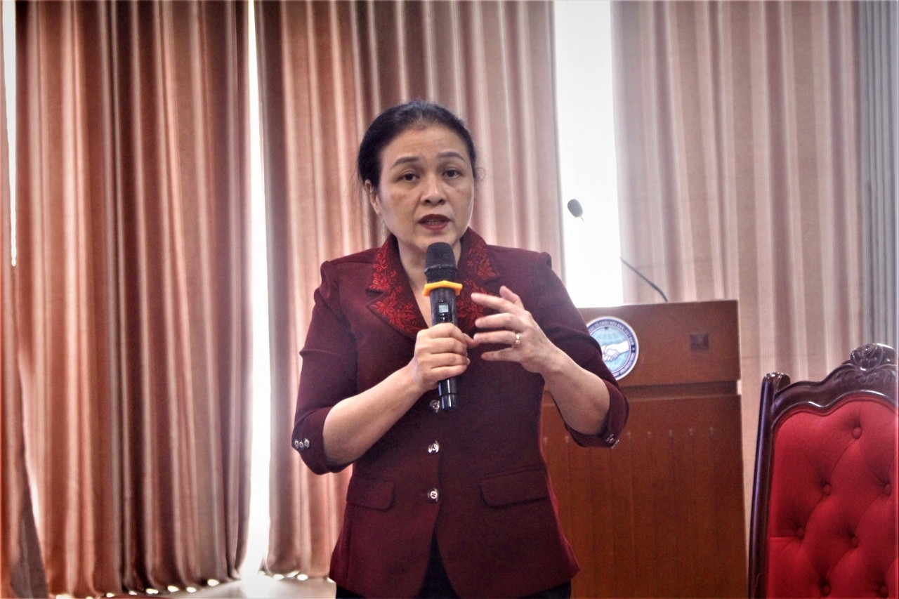 越友联主席阮芳娥在研讨会上讲话。