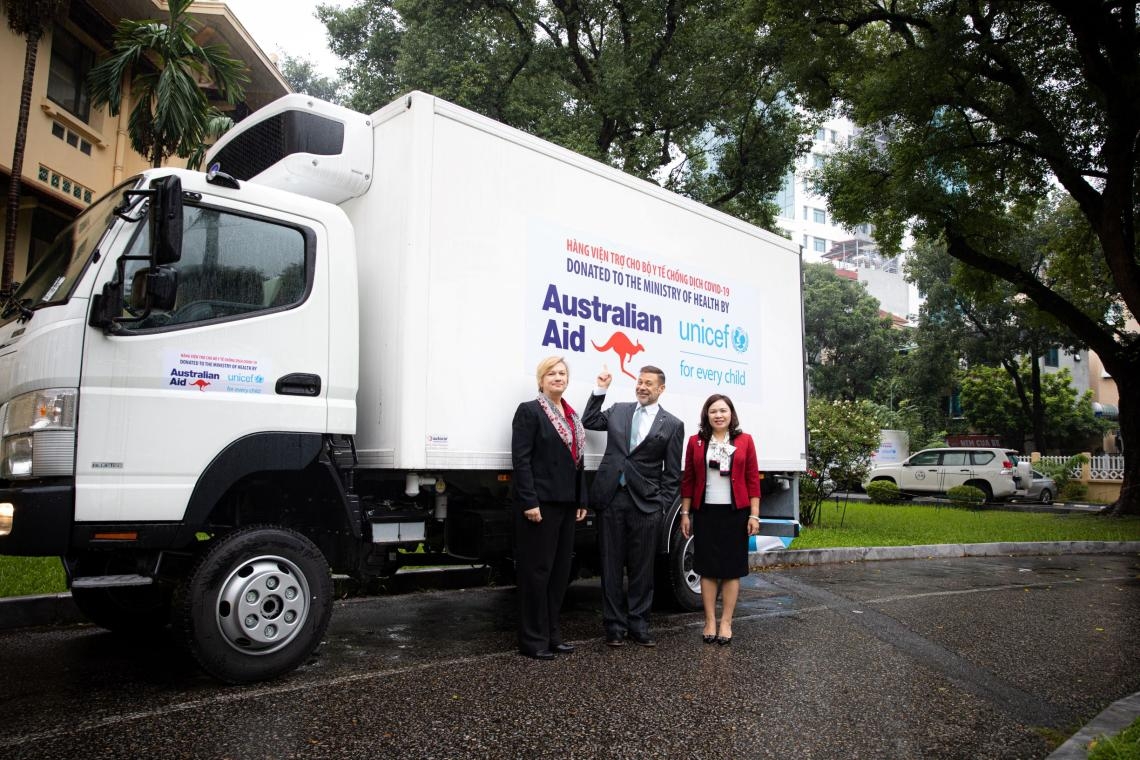 Bản in : 澳大利亚和联合国儿童基金会向越南提供五辆新冠疫苗运送专用冷藏车 | Vietnam+ (VietnamPlus)