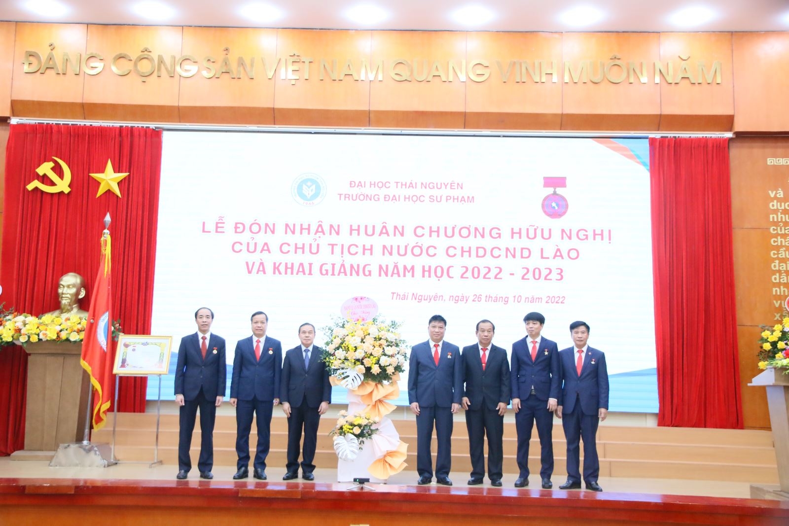 越南太原大学旗下师范大学荣获老挝国家授予的友谊勋章