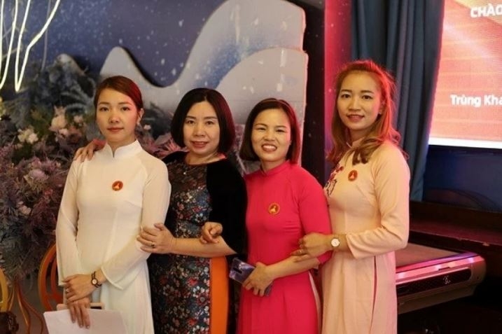 越南重庆-四川越南人协会主席阮氏兰（右二）与越南留学生合影。（图：黄兰 摄）
