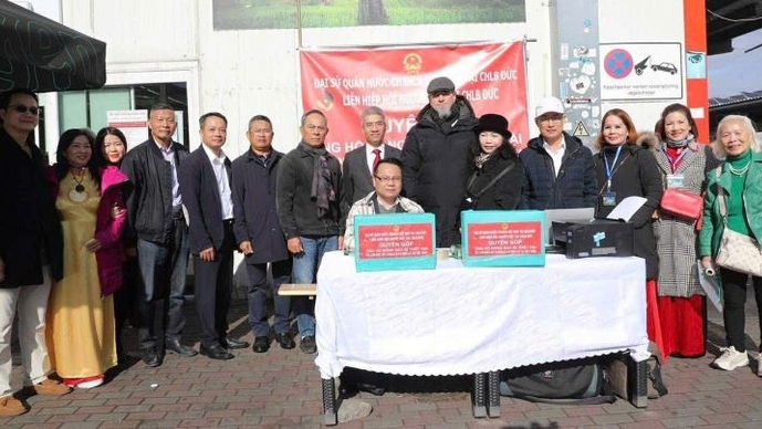 旅德越南人携手募捐支援台风灾区