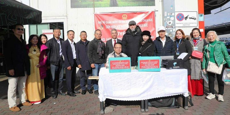 旅德越南人携手募捐支援台风灾区