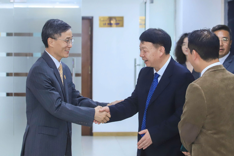加强越中两国法学会合作