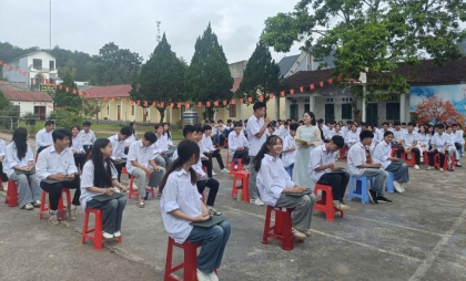 向高平省高中学生宣传越中陆地边界三份法律文件