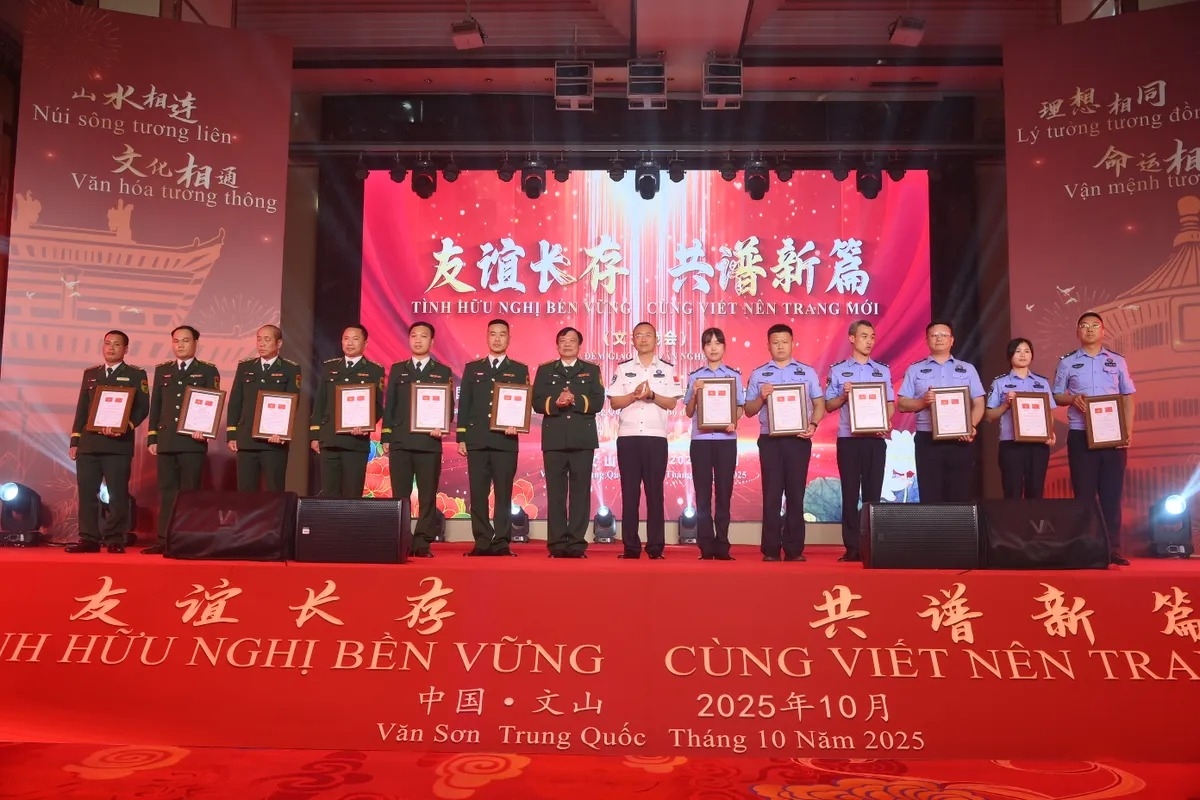 宣光省边防部队与中国云南省文山州移民管理局加强友谊