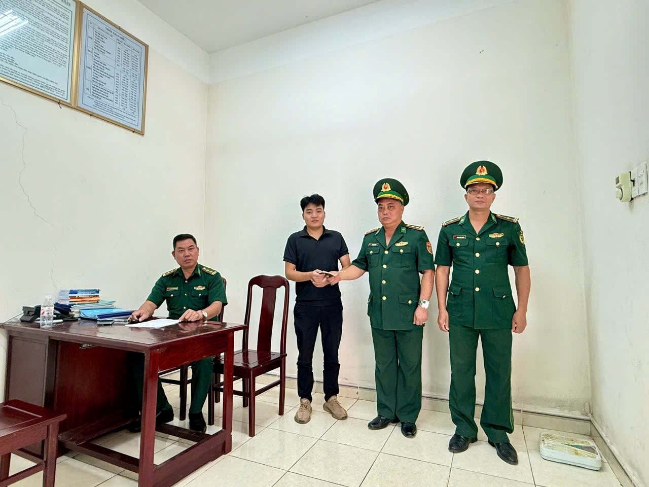 中国游客感谢越南边防部队帮忙找回遗失证件
