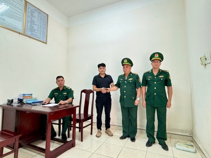 中国游客感谢越南边防部队帮忙找回遗失证件