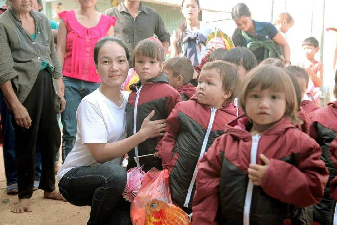 岘港这位小个子女子把“陌生人的温暖”送到每一户贫困家庭