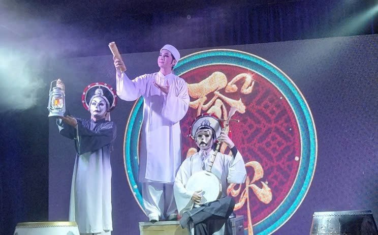 越南实验改良戏《日食》亮相中国 Trong Nhật thực, cùng với hình tượng hài kịch và bi kịch, người nghệ sĩ trẻ miệt mài đi tìm chân giá trị nghệ thuật.