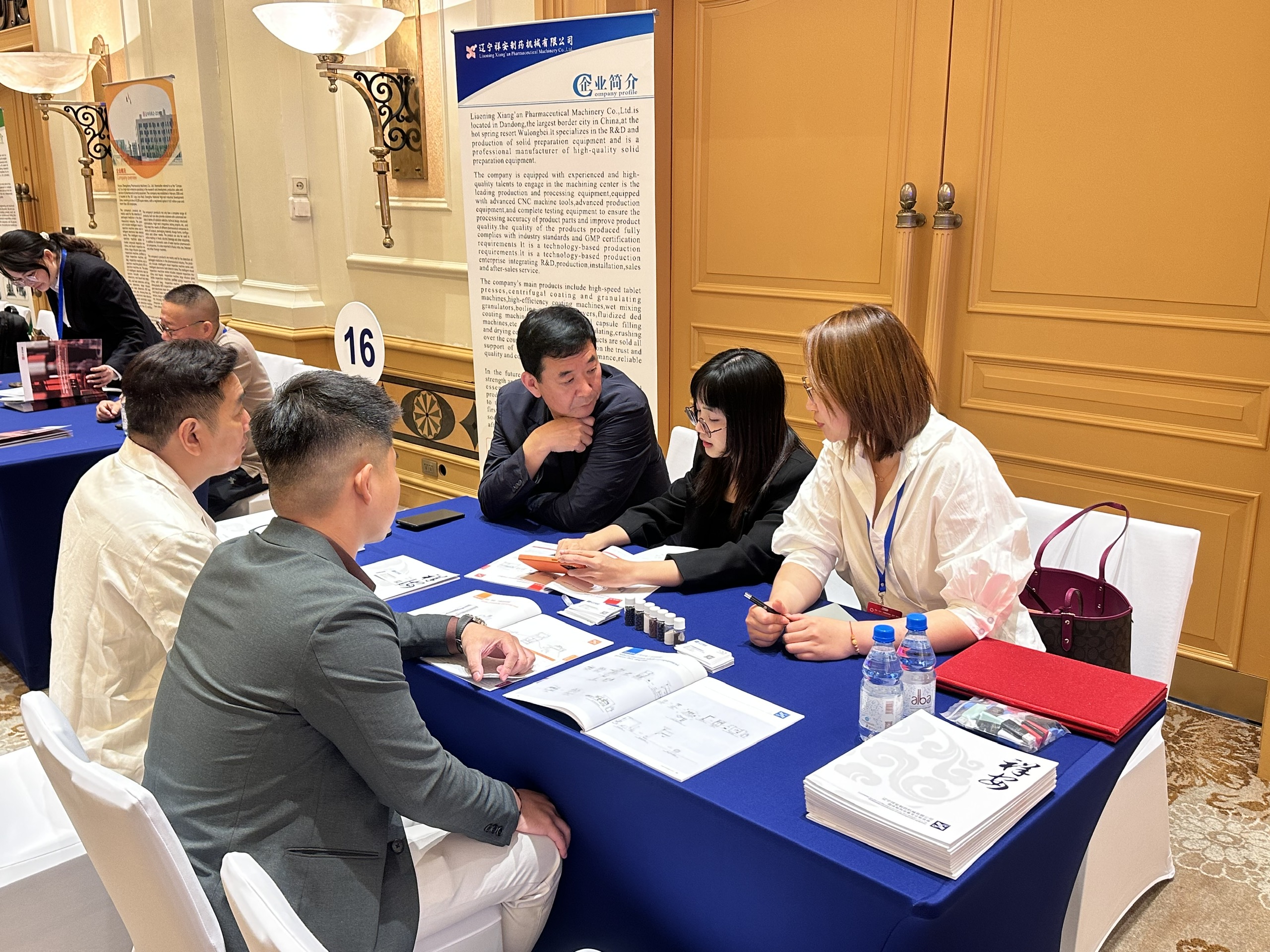 越中医药设备领域交流与合作对接活动在河内举行 越中医药设备领域交流与合作对接活动在河内举行