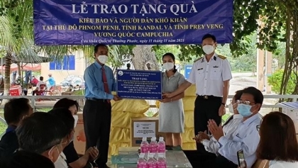 胡志明市向旅居柬埔寨越南人移交15亿越盾的援助