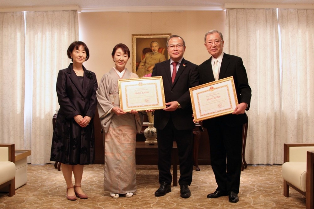 日本绘画收藏家荣获越南外交部颁发的荣誉证书