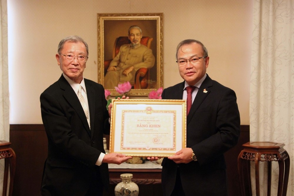Bản in : 日本绘画收藏家荣获越南外交部颁发的荣誉证书 | Vietnam+ (VietnamPlus)
