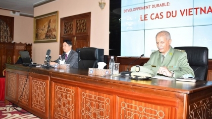 同阿尔及利亚战争大学举行关于越南可持续发展的座谈会