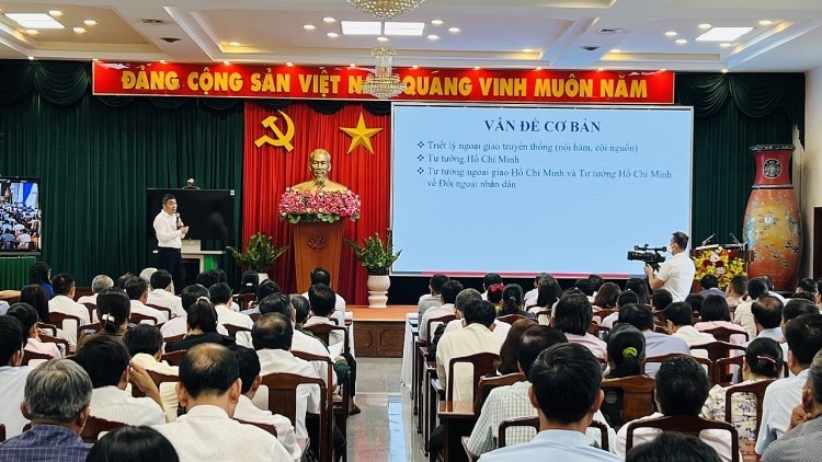 越南友好组织联合会副主席兼秘书长、越南国际问题与人民外交研究所所长、外国非政府组织工作委员会副主任潘英山在会议上发言。