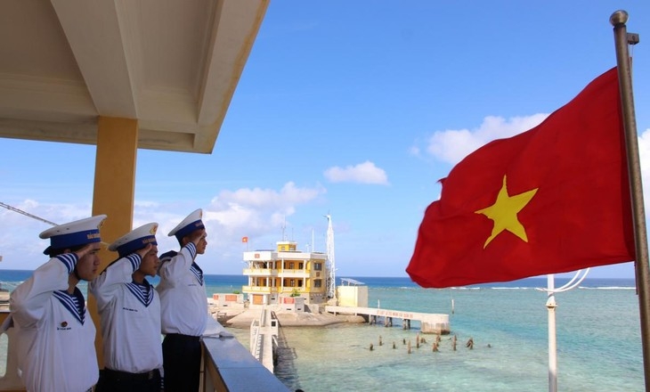 越南驻守长沙群岛指战员举行升旗仪式。(图:越南之声)	
