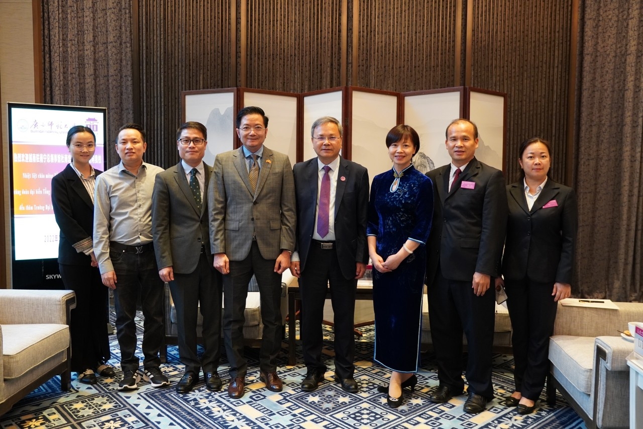 越南驻南宁总领事一行同广西师范大学领导人合影。