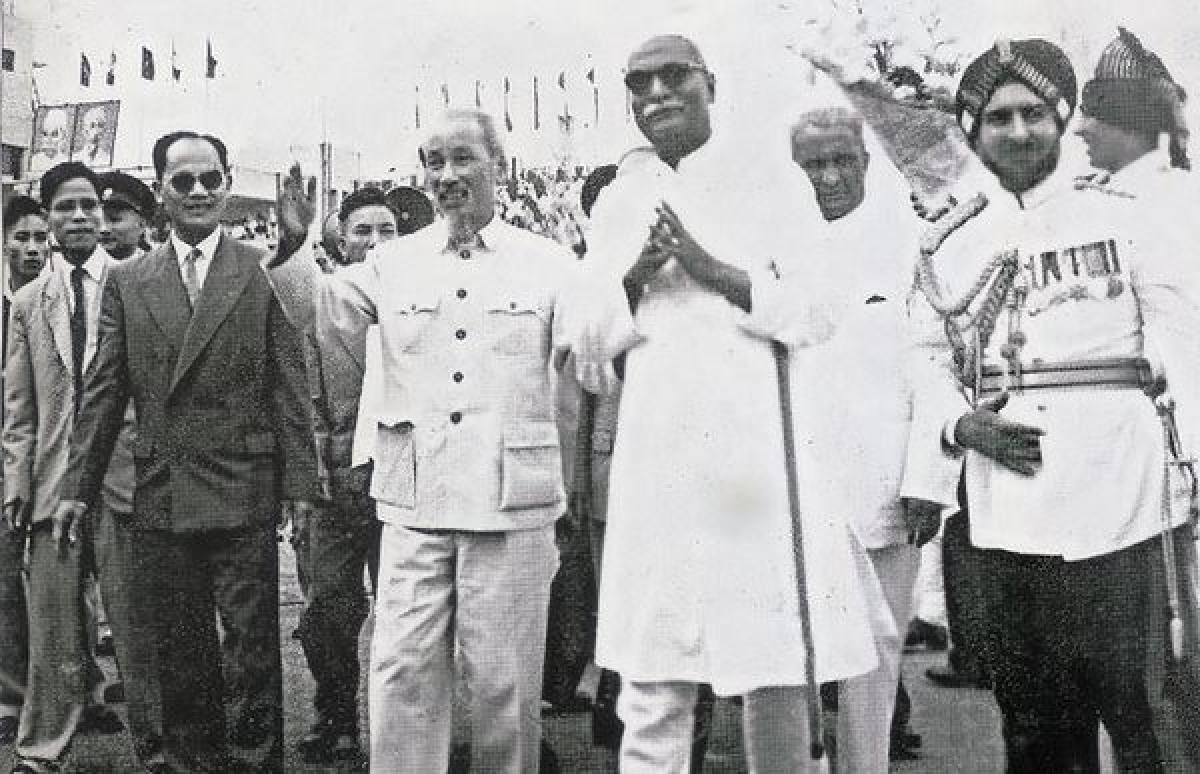胡志明主席将印度总统拉金德拉·普拉萨德介绍给越南人民（1959 年）。