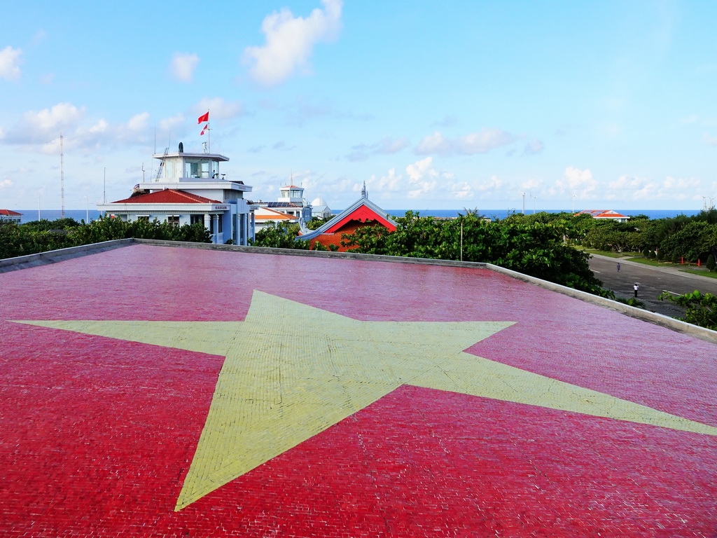 在越南庆和省长沙群岛大长沙岛上使用陶瓷制作一面国旗。(图：《青年报》）