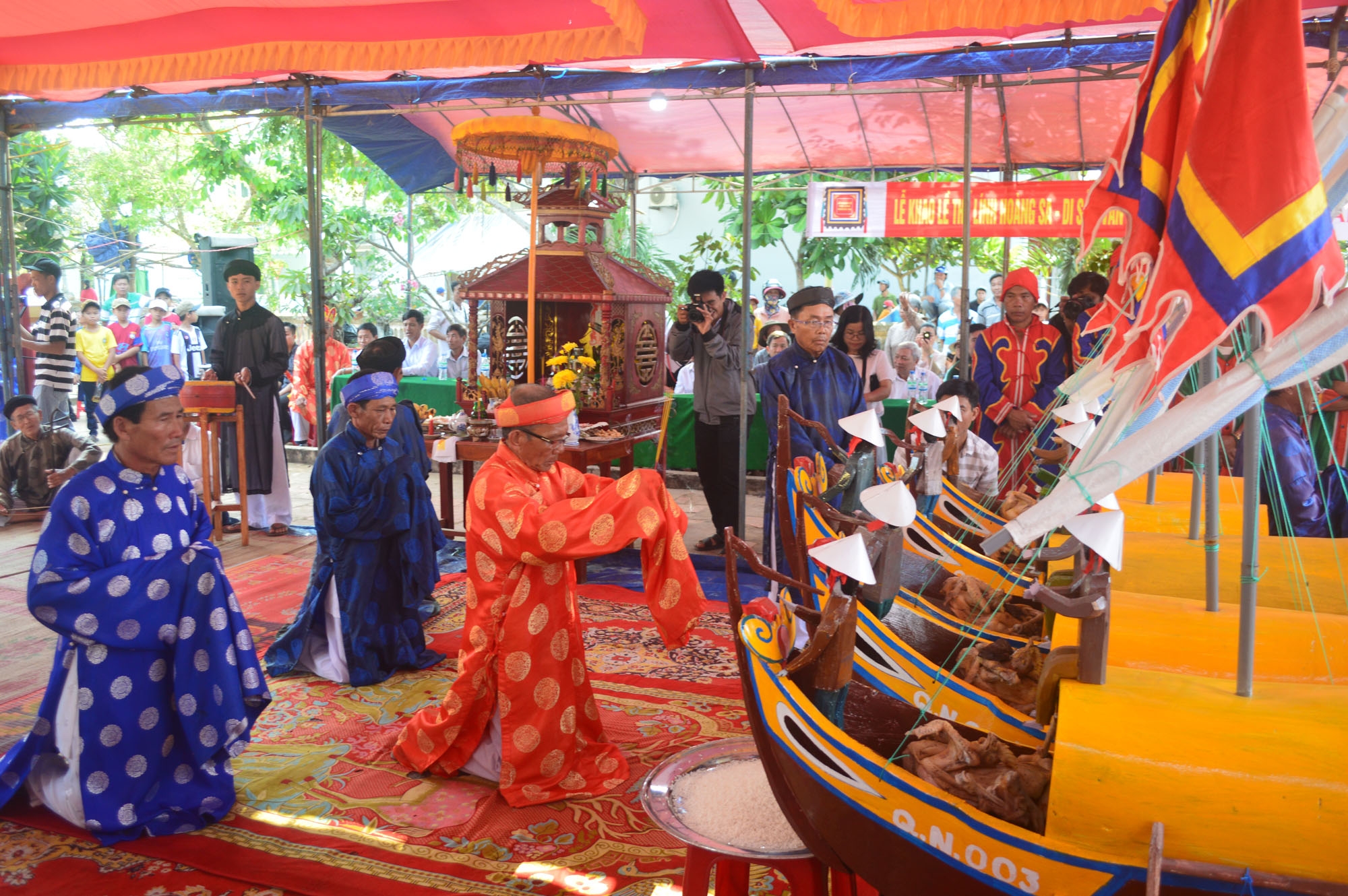 每逢农历三月，广义省李山岛人民都举行黄沙兵替身祭礼。图：《青年报》）
