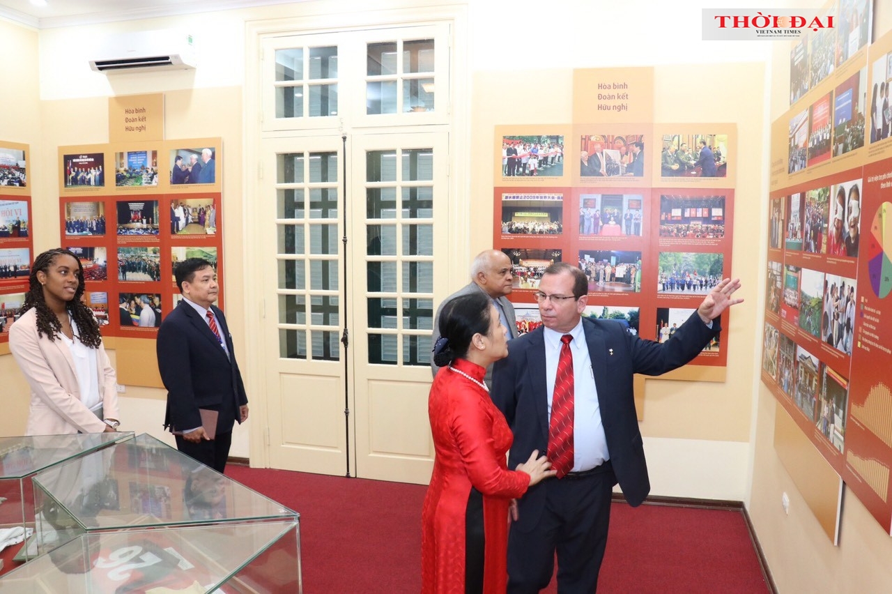 阮芳娥大使介绍了越友联的形成、发展和活动历史（图：秋河 摄）