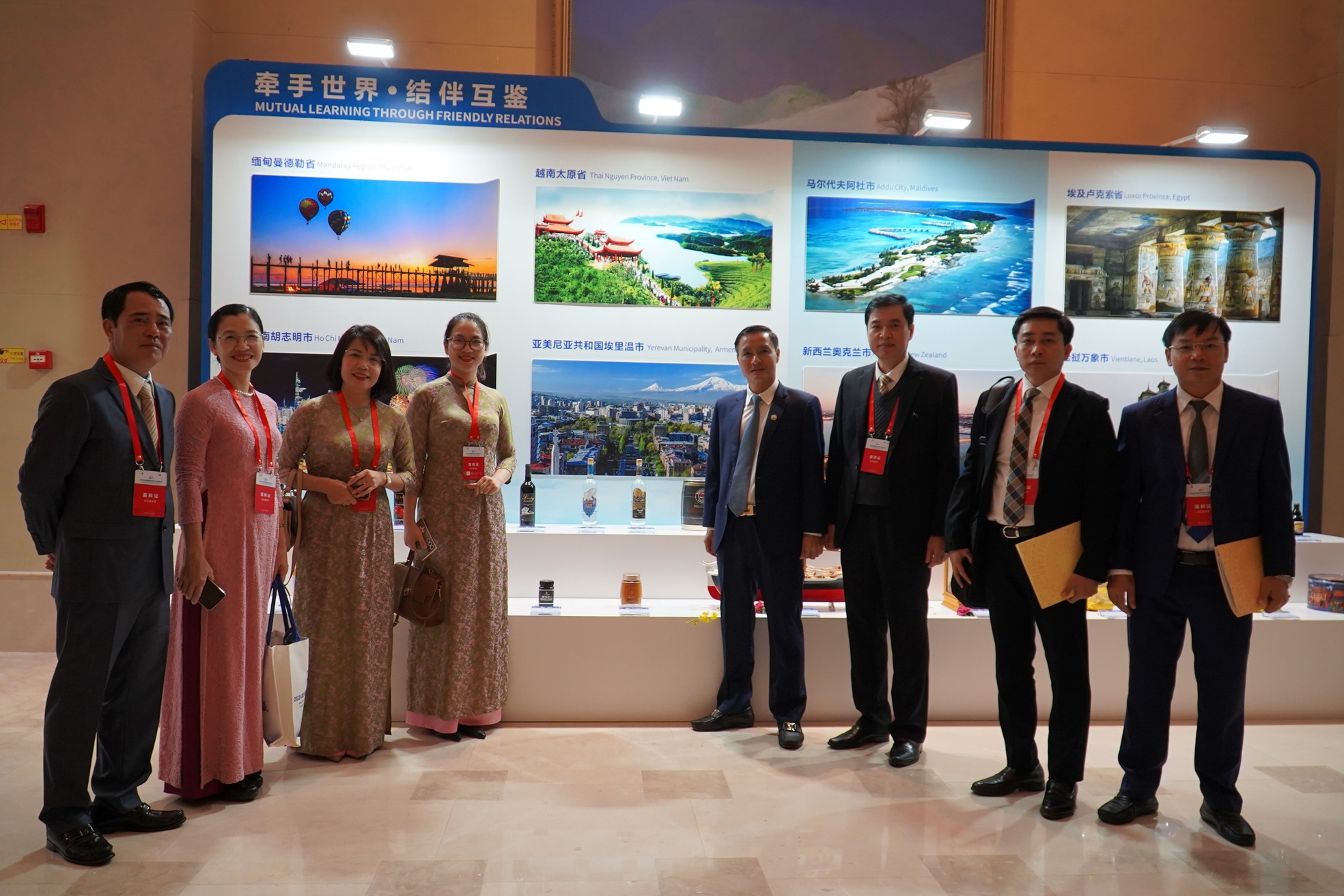 太原省工作代表团在地方特色展区合影留念