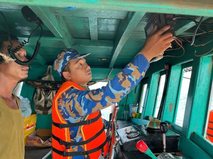 帮助胡志明市渔民学法守法,共同抵制IUU捕捞 Tổ công tác kíp tàu BP.27.19.01 Hải đoàn Biên phòng 18 kiểm tra thiết bị giám sát hành trình (VMS).