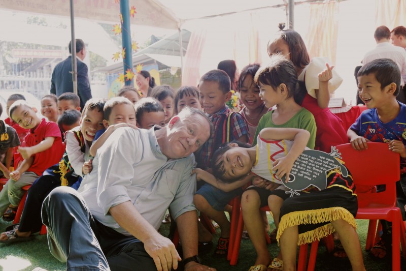 Ông Radman Jesse Kivette cùng các em nhỏ được tổ chức VinaCapital Foundation hỗ trợ. (Ảnh: VCF)