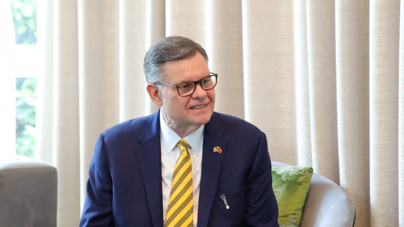 延伸友谊之臂的诸多倡议 Mục sư Bob Roberts, Chủ tịch Viện Liên kết Toàn cầu (IGE, Hoa Kỳ), trưởng đoàn các mục sư Tin lành Quốc tế