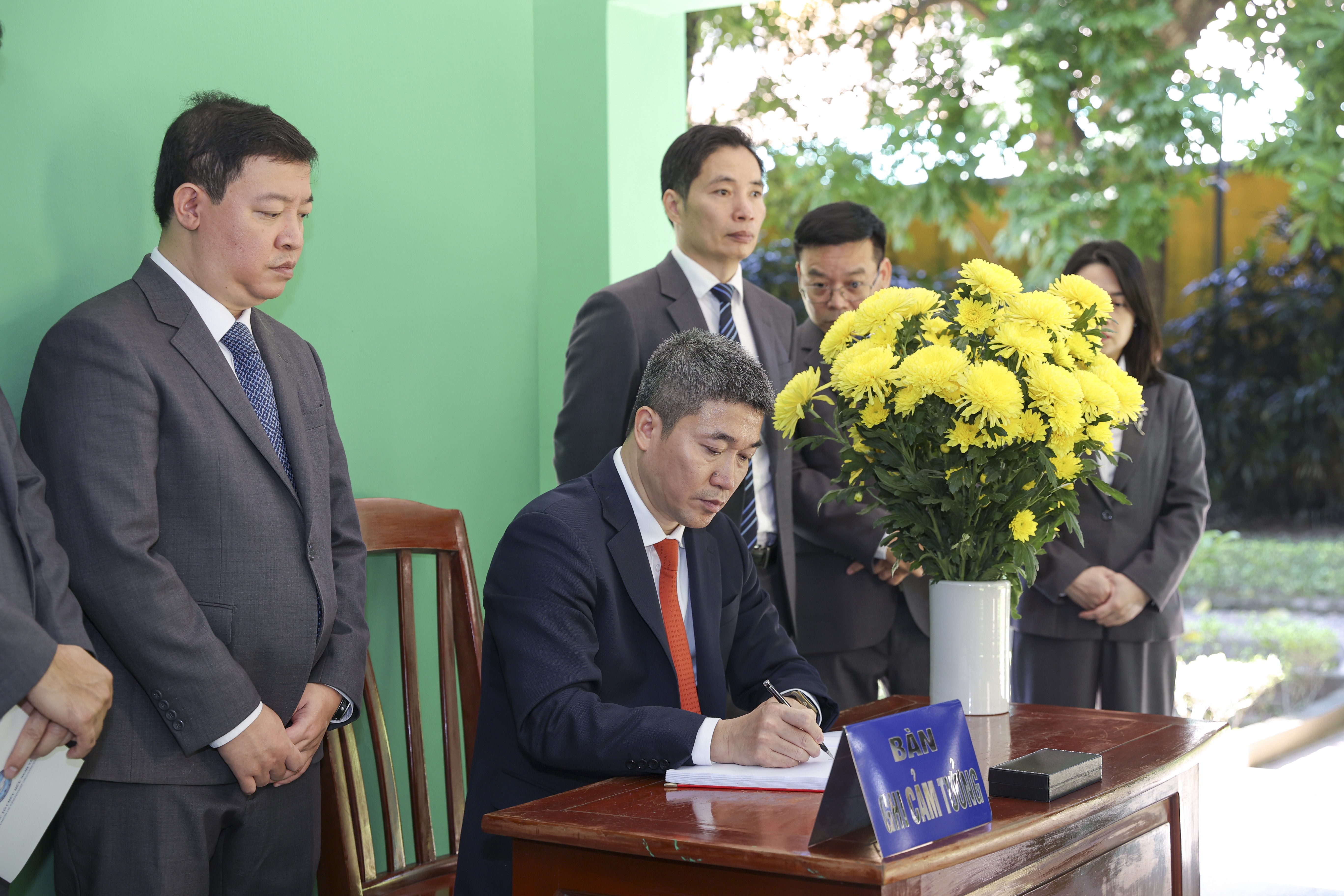 纪念传统日75周年:越南友好组织联合会举行向胡志明主席报功仪式 Liên hiệp các tổ chức hữu nghị Việt Nam tri ân Chủ tịch Hồ Chí Minh và báo cáo công tác nhân kỷ niệm 75 năm Ngày truyền thống