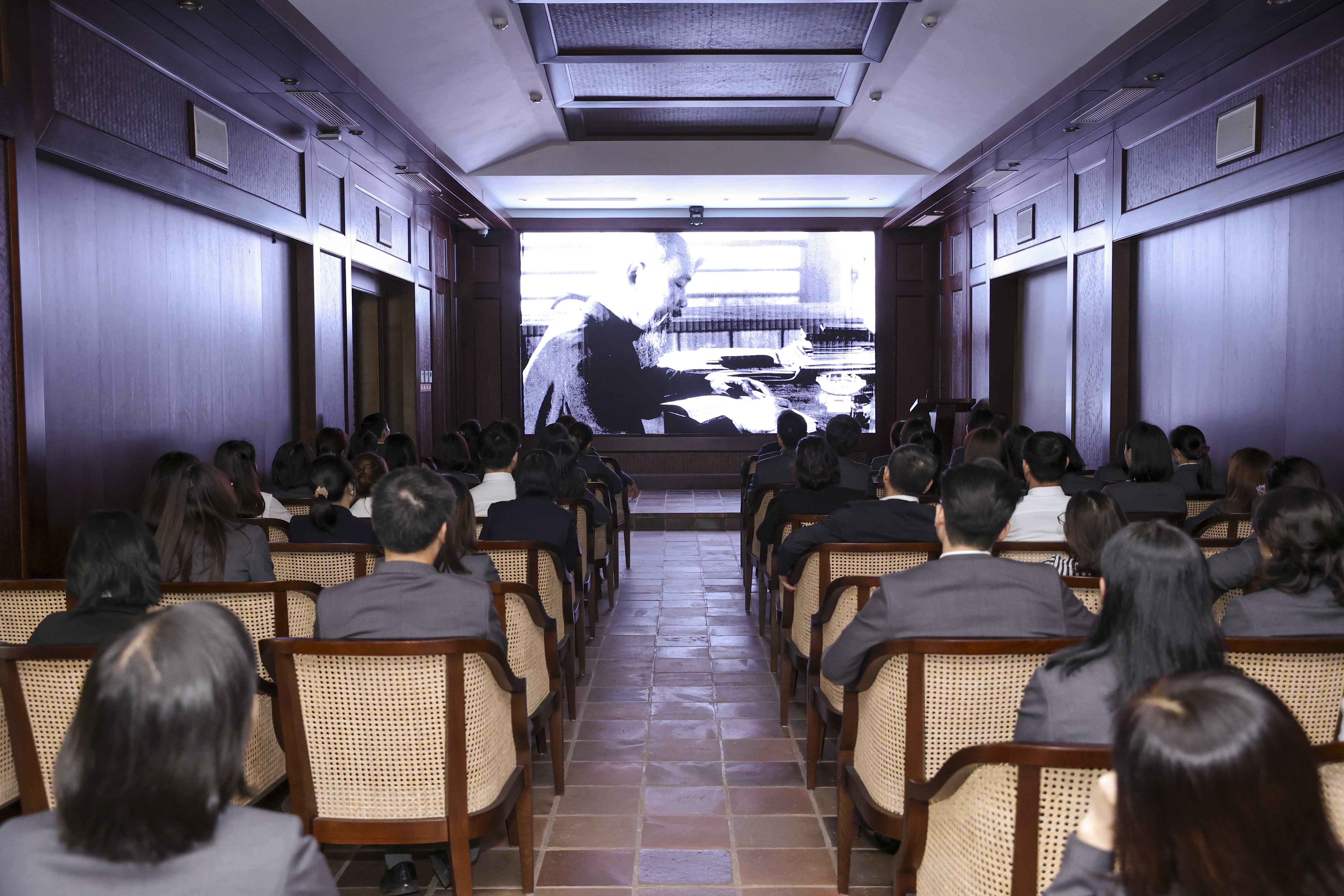 纪念传统日75周年:越南友好组织联合会举行向胡志明主席报功仪式 Liên hiệp các tổ chức hữu nghị Việt Nam tri ân Chủ tịch Hồ Chí Minh và báo cáo công tác nhân kỷ niệm 75 năm Ngày truyền thống