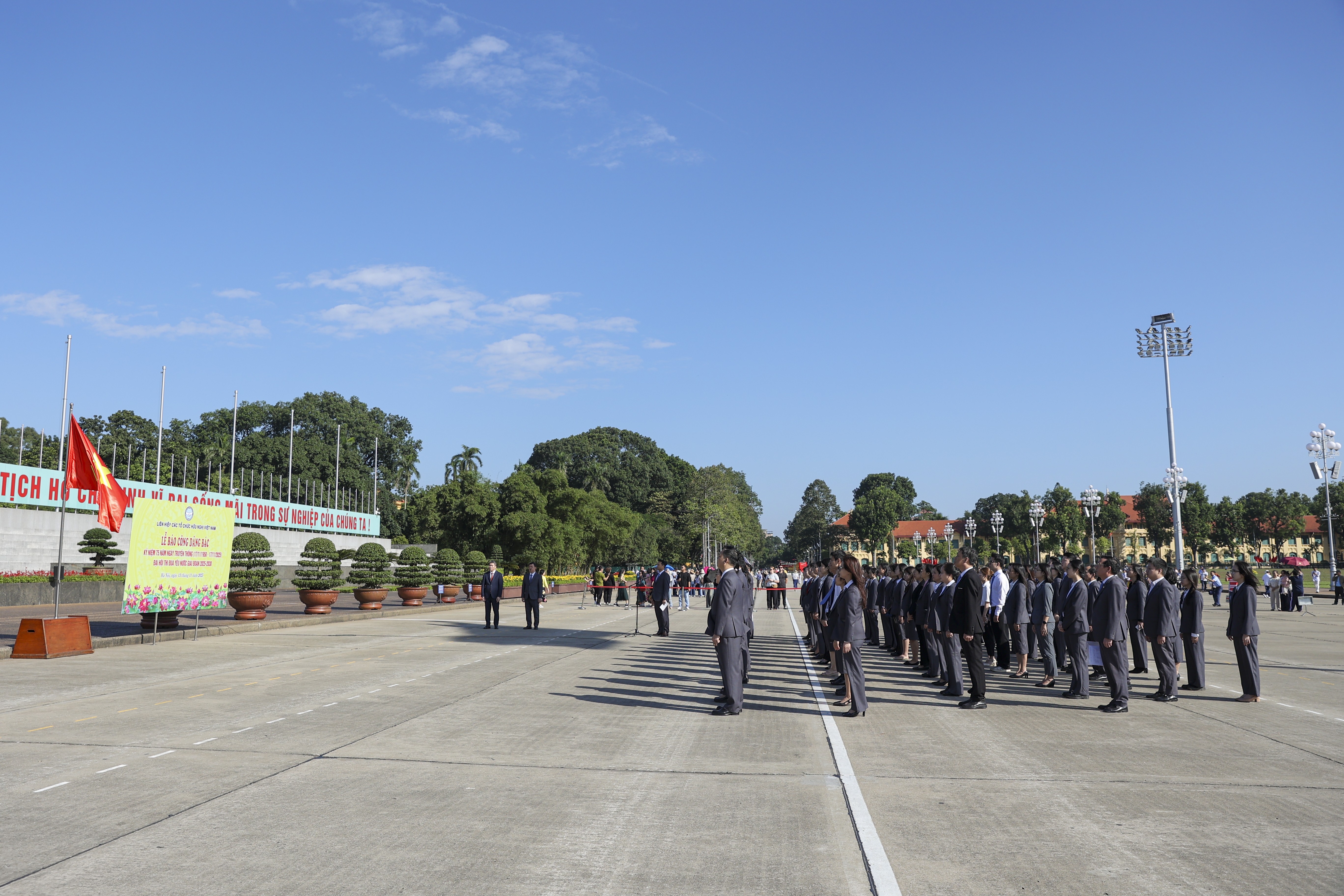 纪念传统日75周年:越南友好组织联合会举行向胡志明主席报功仪式 Liên hiệp các tổ chức hữu nghị Việt Nam tri ân Chủ tịch Hồ Chí Minh và báo cáo công tác nhân kỷ niệm 75 năm Ngày truyền thống