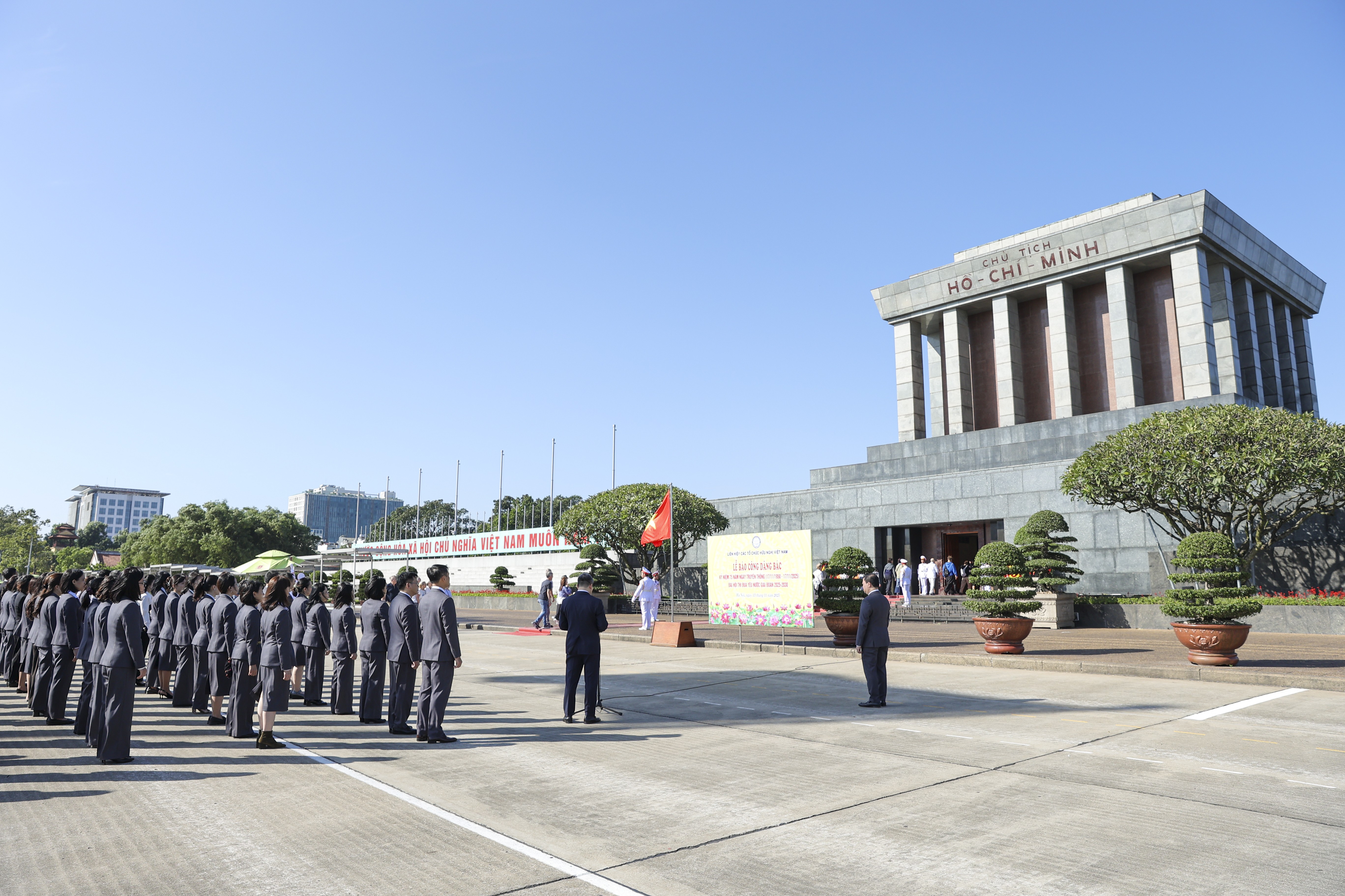 纪念传统日75周年:越南友好组织联合会举行向胡志明主席报功仪式 Liên hiệp các tổ chức hữu nghị Việt Nam tri ân Chủ tịch Hồ Chí Minh và báo cáo công tác nhân kỷ niệm 75 năm Ngày truyền thống