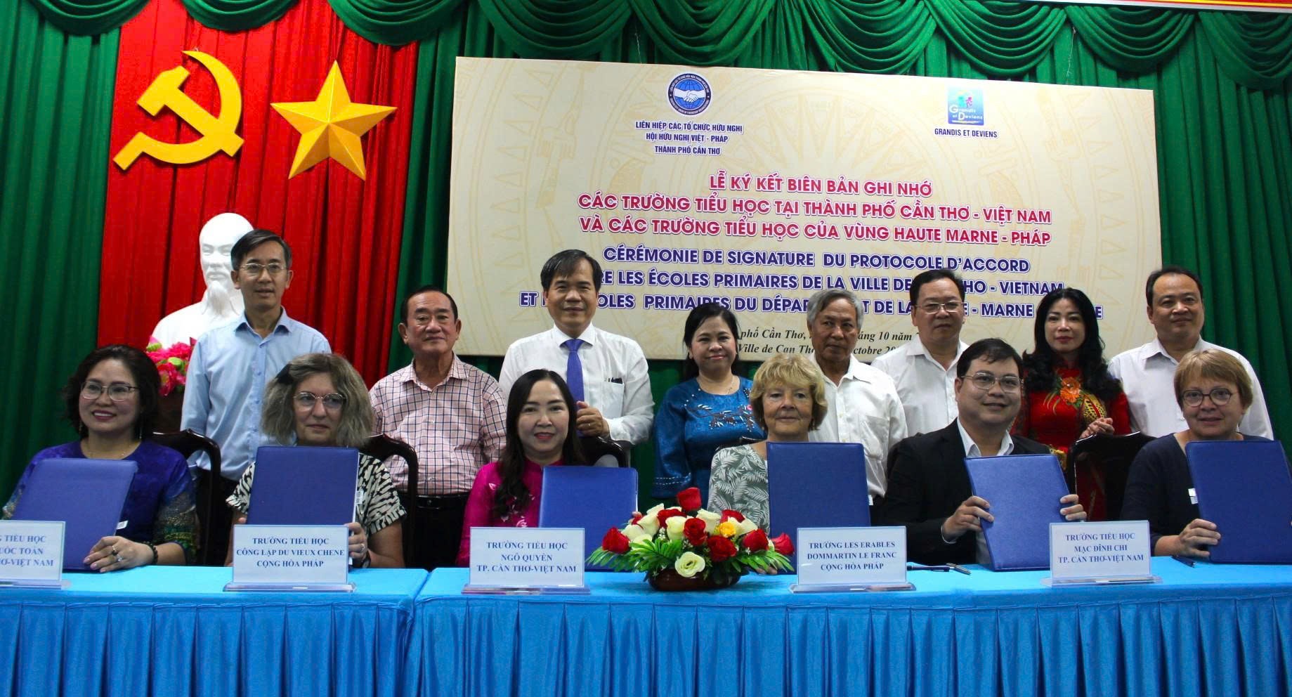 芹苴——迈向友好可靠的“国际目的地”之旅 Đại diện các trường tiểu học Cần Thơ ký kết hợp tác với các trường tiểu học Pháp. (Ảnh: HV)