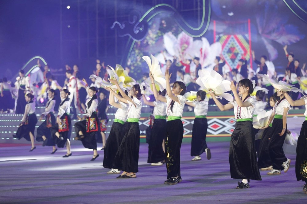 Nơi con sông Hồng chảy vào đất Việt rực rỡ sắc màu văn hoá