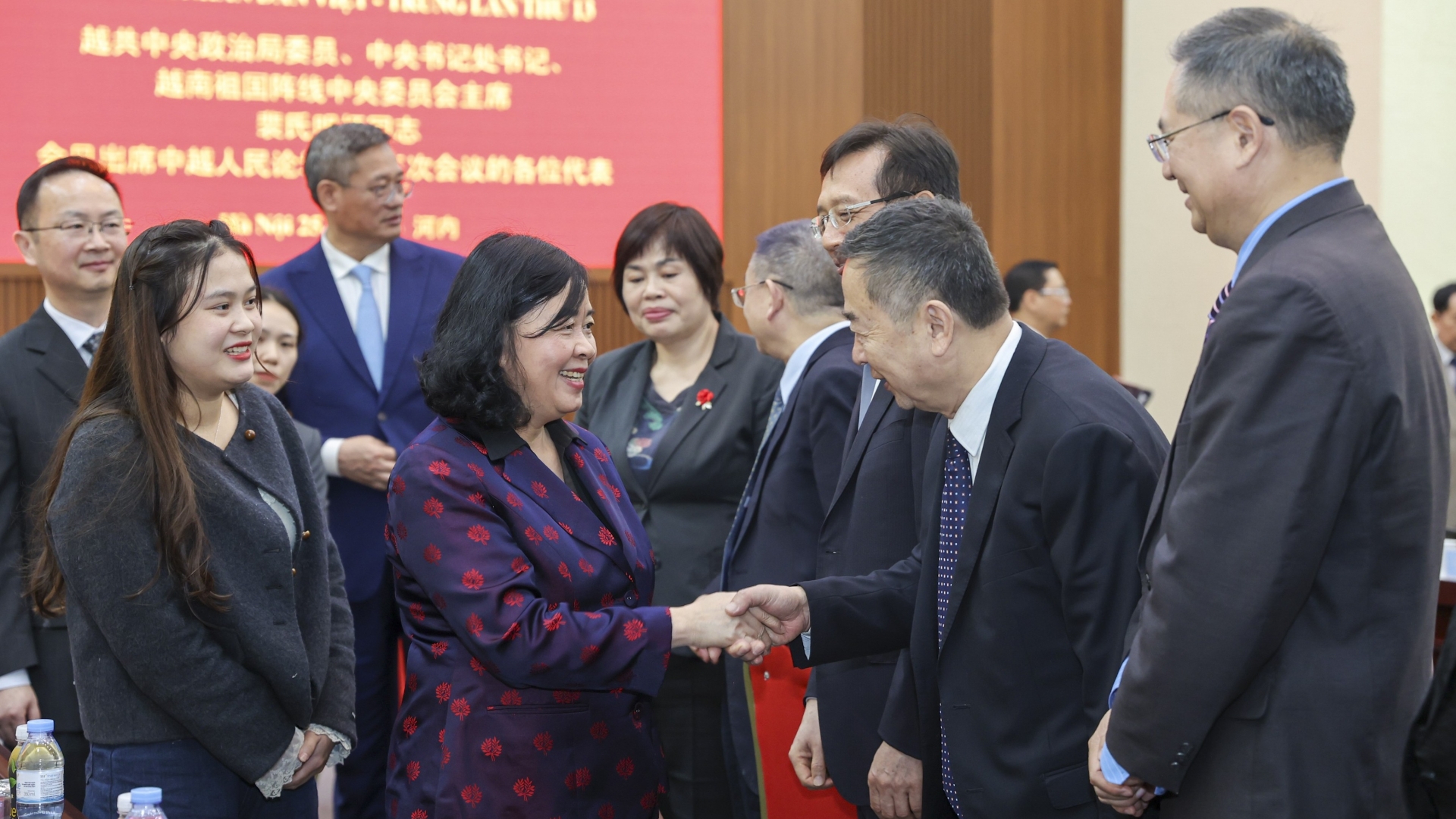 发挥越中人民论坛成果，巩固双方友谊