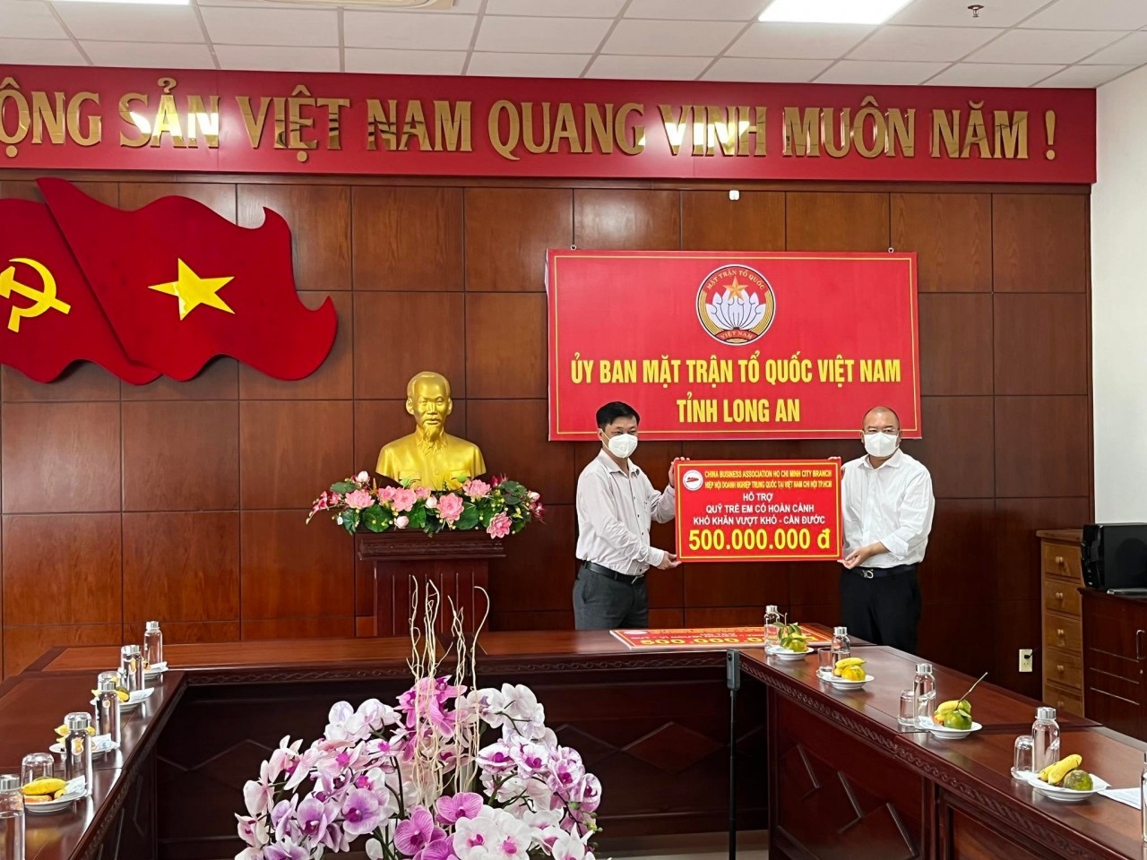 越南中国商会胡志明市分会向隆安省贫困儿童捐款10亿越南盾