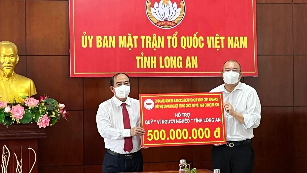 越南中国商会胡志明市分会向隆安省贫困儿童捐款10亿越南盾