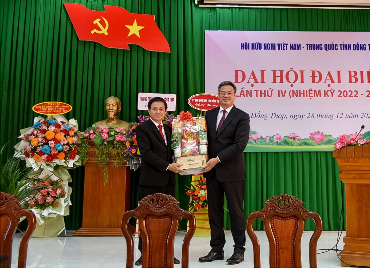 同塔省人民委员会副主席乔世林向中华人民共和国驻胡志明市总领事魏华祥赠送纪念品。