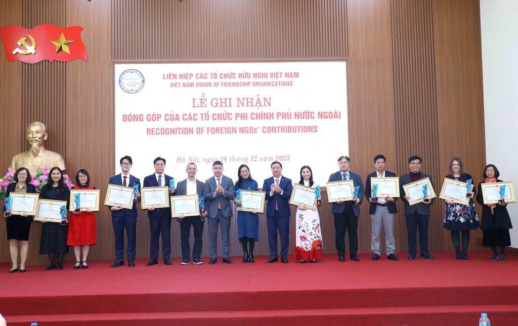 对2023年内为越南做出贡献的境外非政府组织给予表彰