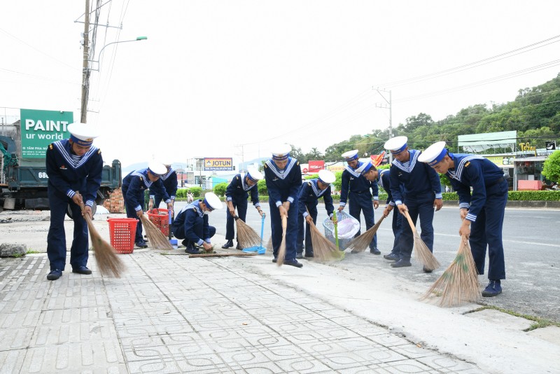 Hàng trăm cán bộ, chiến sĩ và người dân Phú Quốc cùng làm sạch môi trường