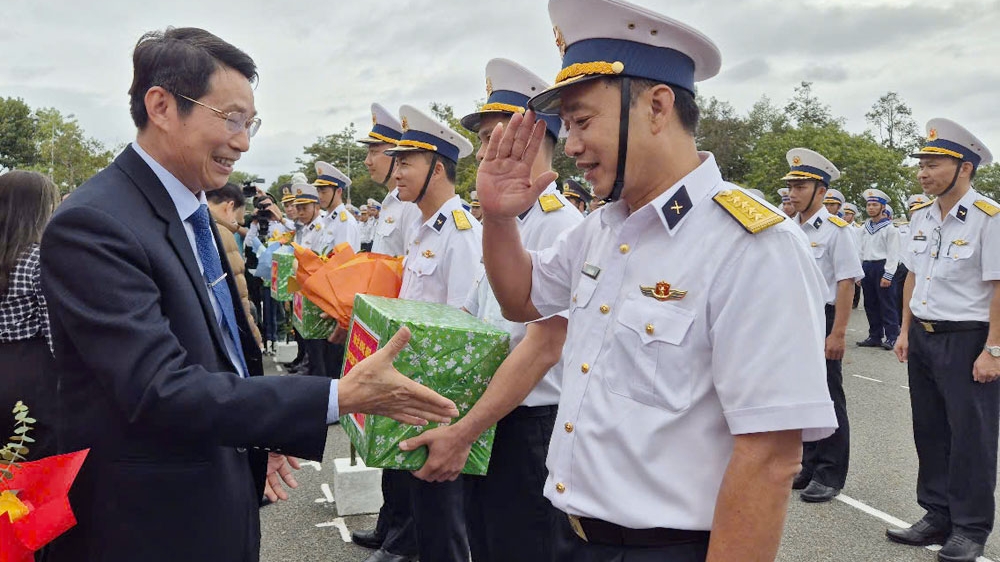 春节前夕看望慰问长沙岛县军民