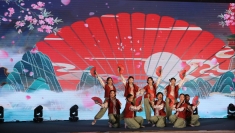 越中学生进行文化交流与体验