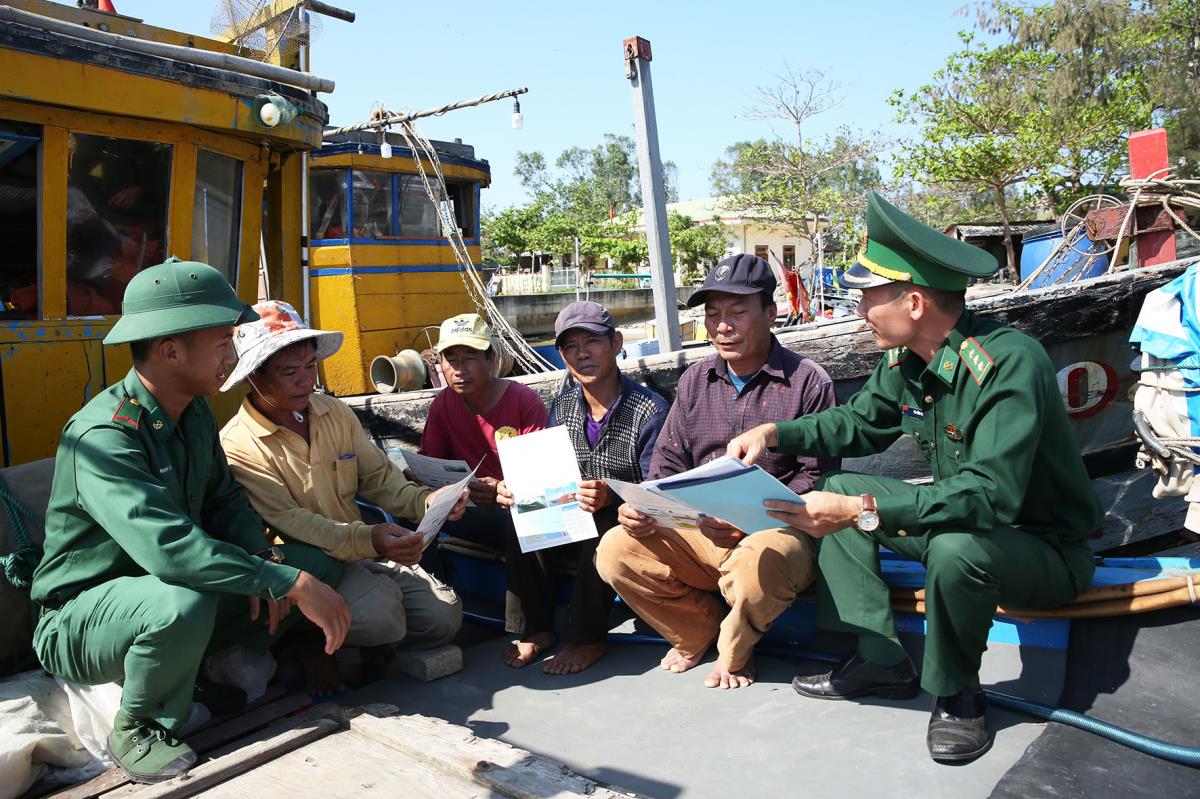 Cán bộ BĐBP Quảng Nam tuyên truyền, phổ biến pháp luật cho ngư dân. (Ảnh: Hoàng Anh)