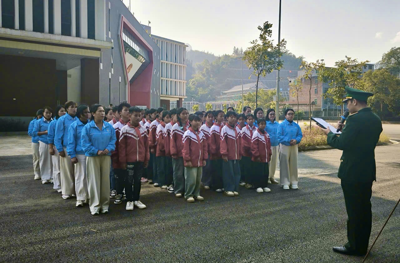 在北坡中小学开展越中陆地边界三份法律文件宣传活动