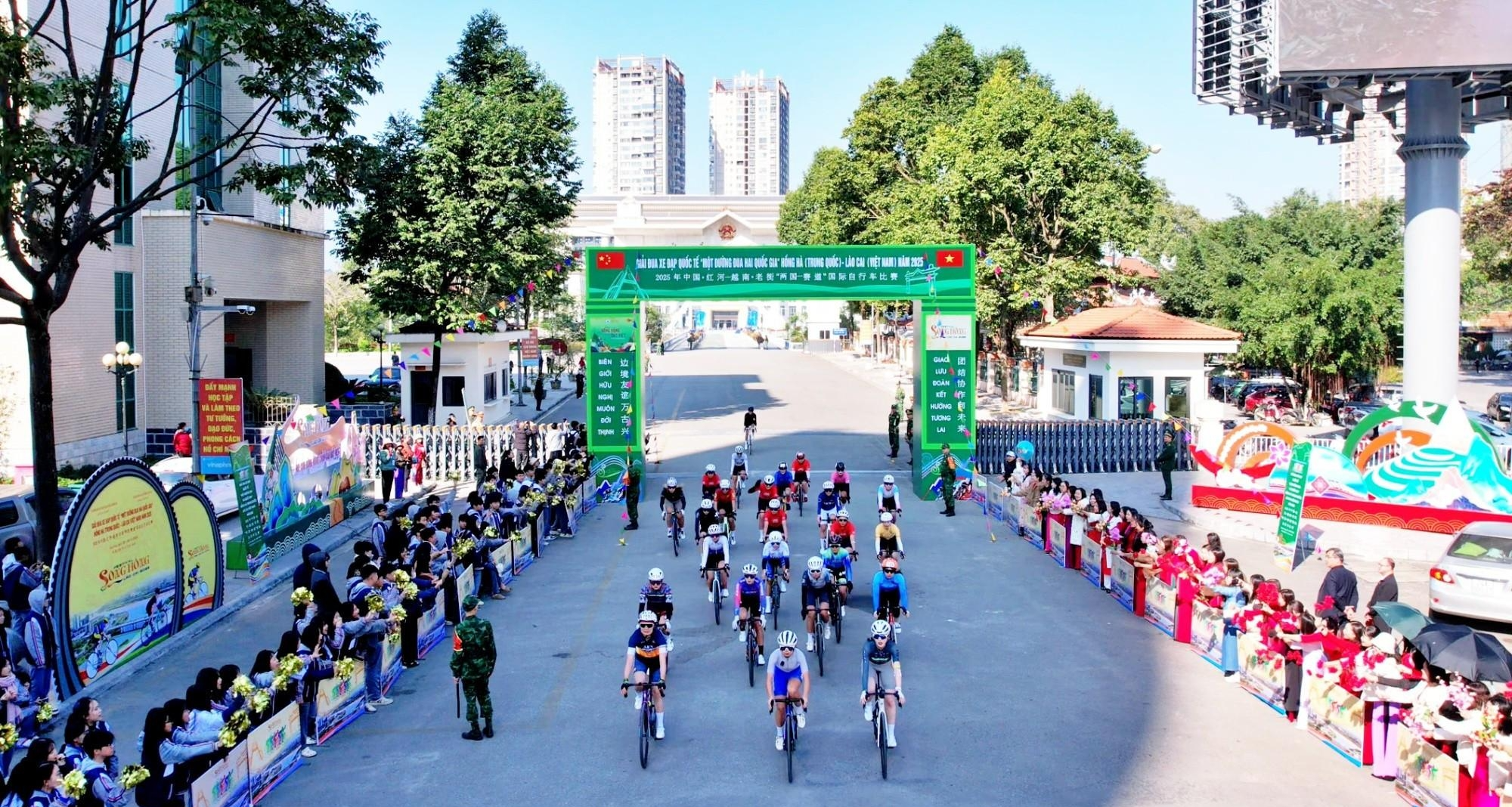 “两国一赛道”国际自行车赛红河（中国）—老街（越南）顺利举办