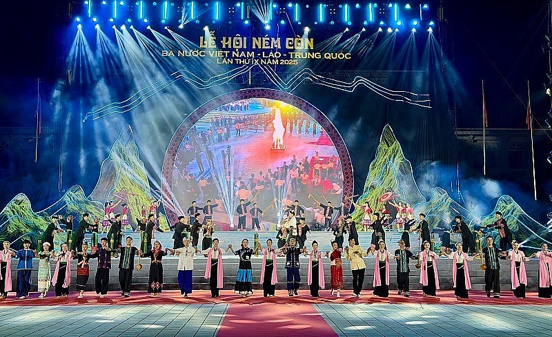 越老中边疆情谊在奠边省抛绣球节中交融升华